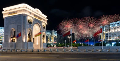 Feu d'artifice en l'honneur de l'ouverture du sommet de la Organisation de coopération de Shanghai (OCS) . L'Arc de Triomphe. Kazakhstan Astana