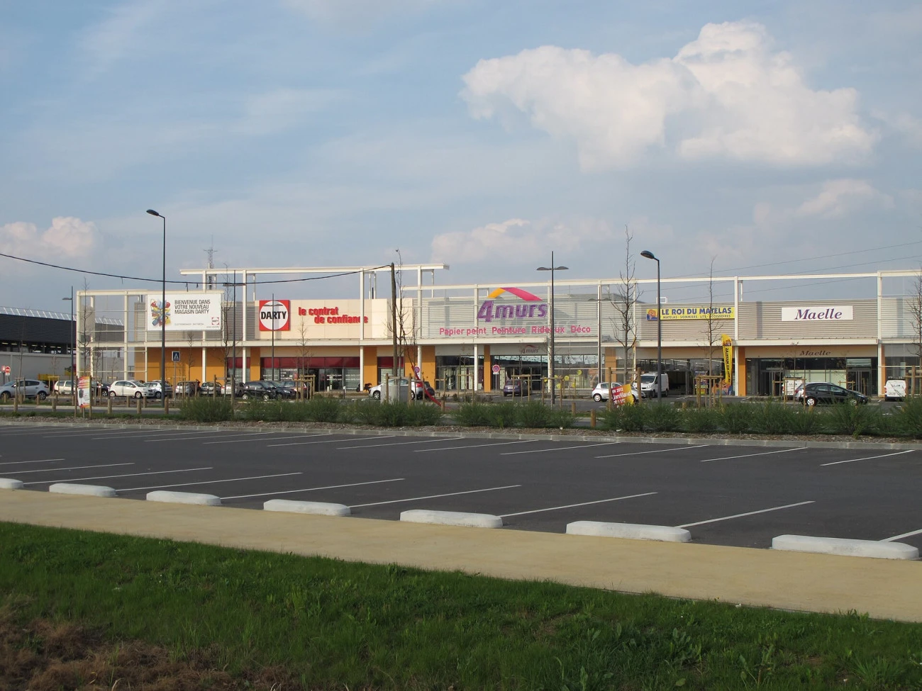 4Murs ferme 80 magasins, 350 emplois sacrifiés dans la bascule vers le tout-numérique Luttes CGT Syndicalisme Social Emploi 