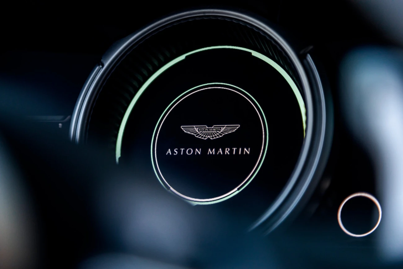 Aston Martin percuté par les droits de douane américains, 20 % des effectifs supprimés Industrie Automobile États-Unis Royaume-Uni 