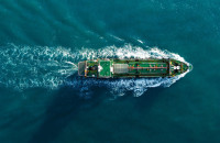 Navire-citerne à GPL naviguant dans des eaux calmes et bleues près d'un terminal offshore. Idéal pour les thèmes sur le transport énergétique, l'industrie maritime et le transport international de gaz. 