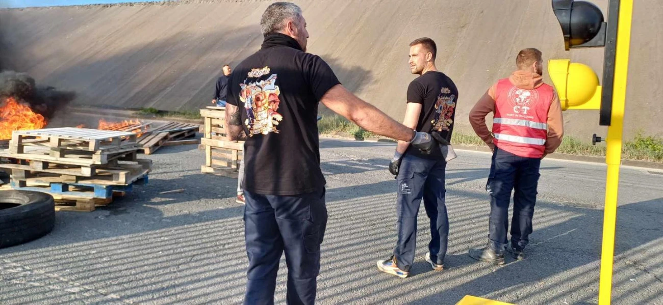 Les ouvriers portuaires haussent le ton contre la réforme des retraites