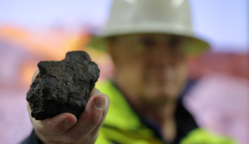 Tout comprendre sur les métaux critiques - Minerai de manganèse tenu par le géologue, métallurgiste