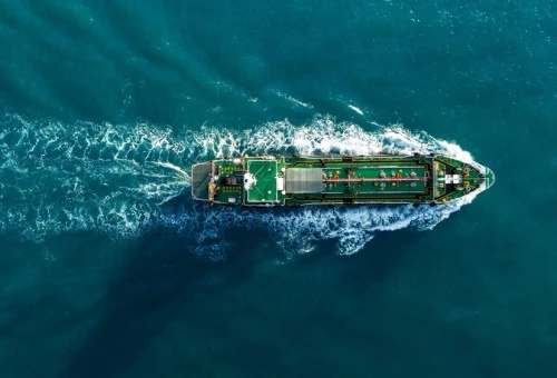 Navire-citerne à GPL naviguant dans des eaux calmes et bleues près d'un terminal offshore. Idéal pour les thèmes sur le transport énergétique, l'industrie maritime et le transport international de gaz. 