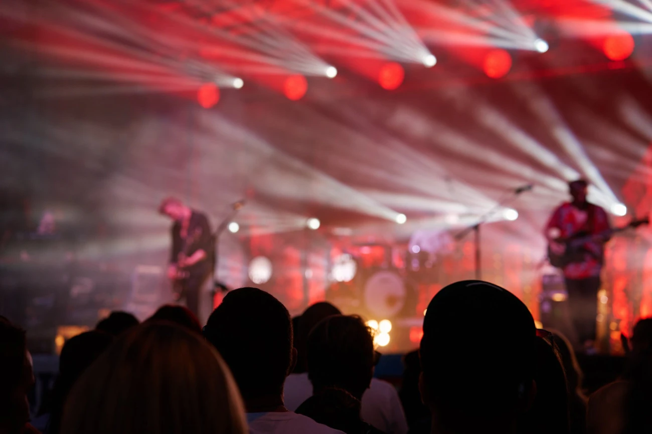 Avec une scie, le chanteur Scieur Z fait de grandes choses Musique 