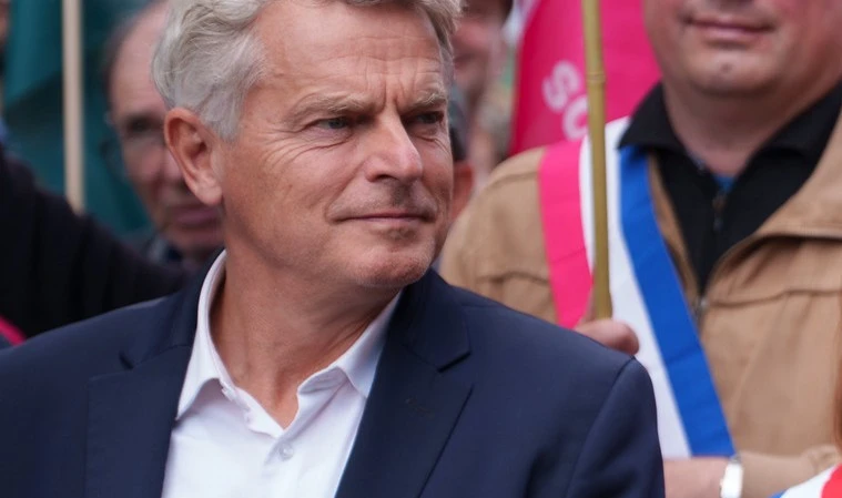  Fabien Roussel hausse le ton et propose de nationaliser Total Luttes PCF Énergie Fabien Roussel 