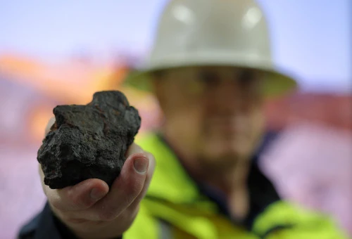 Tout comprendre sur les métaux critiques - Minerai de manganèse tenu par le géologue, métallurgiste