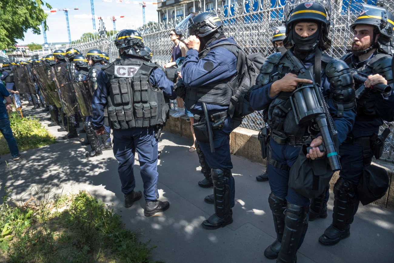 La police réprime les soutiens au peuple palestinien Palestine Israël Tour de France 2025 