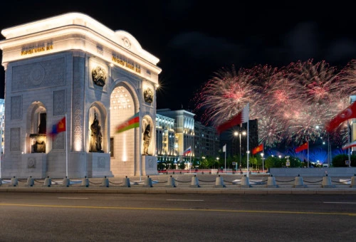 Feu d'artifice en l'honneur de l'ouverture du sommet de la Organisation de coopération de Shanghai (OCS) . L'Arc de Triomphe. Kazakhstan Astana