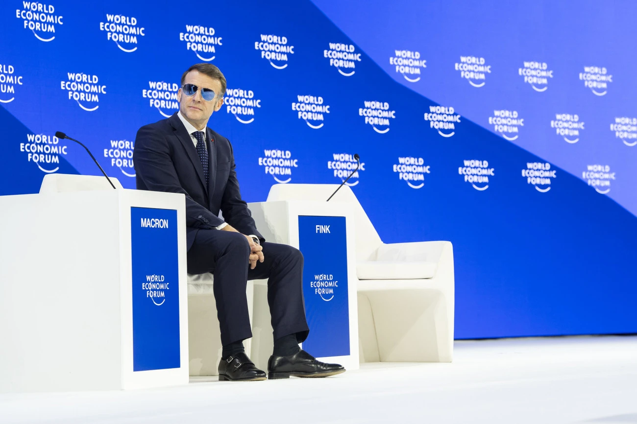 French Response, la Diplomatie française au ras des pâquerettes Gouvernement Réseaux sociaux 