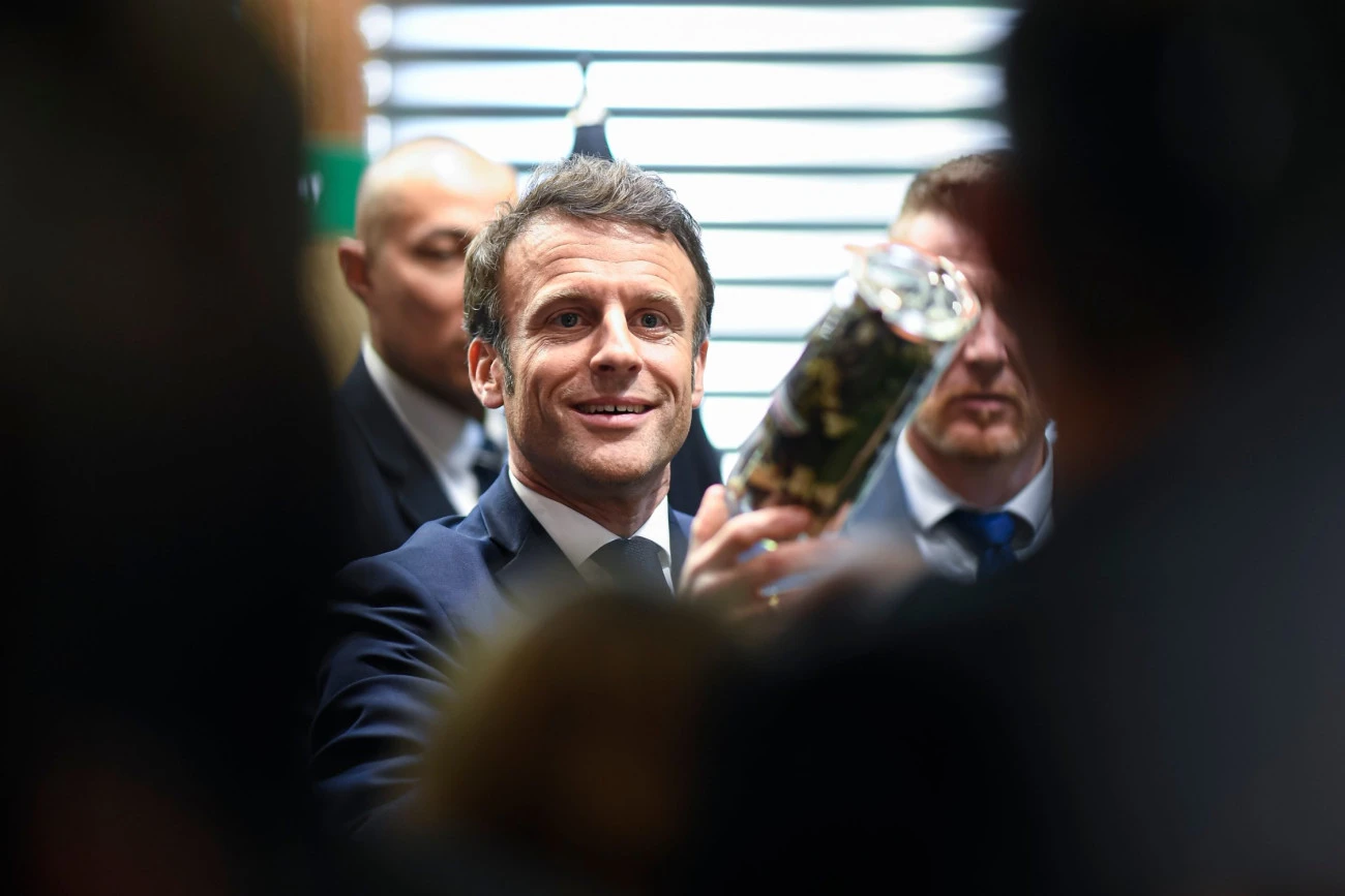 La nuit les macronistes sont vert-de-gris ! Extrême droite Assemblée nationale Gouvernement Macron Législatives 2024 Front populaire 